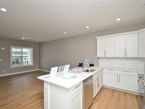 3rd image of 2331 SE Sydney Ln
