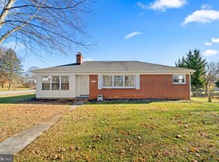 11837 Robinwood Dr, Hagerstown, MD 21742