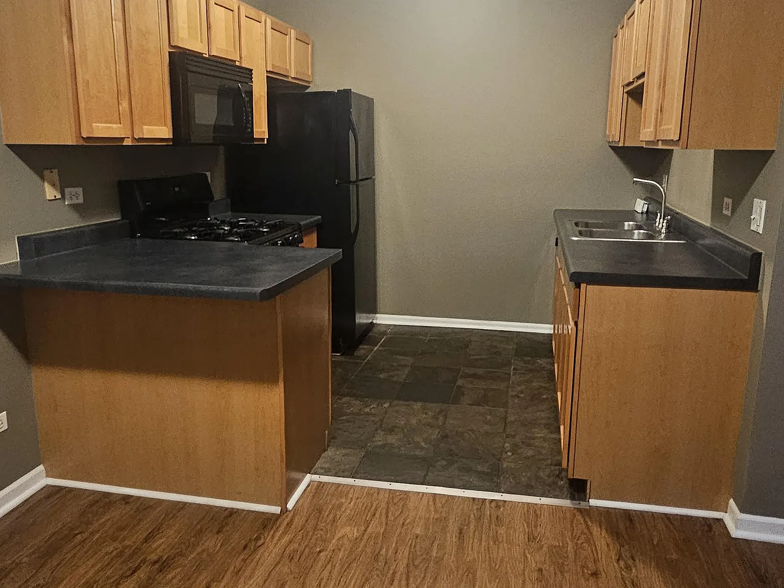 2 bed, 974 sqft, $1,900 — Photo 2