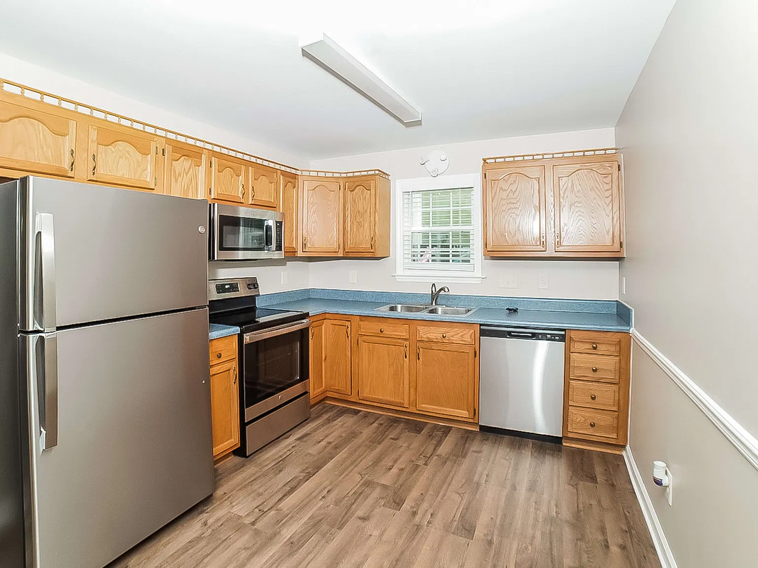 3 bed, 2.5 bath, 1343 sqft, $1,930 — Photo 3