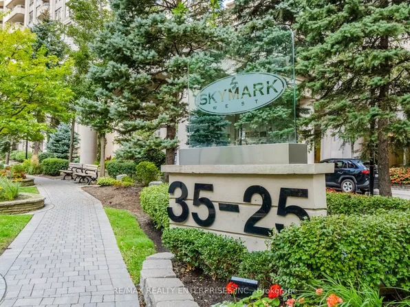 35 Kingsbridge Garden Cir, Mississauga, ON