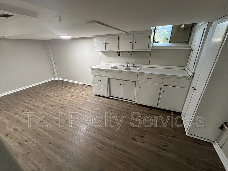 2700 W 11th St — Photo 9