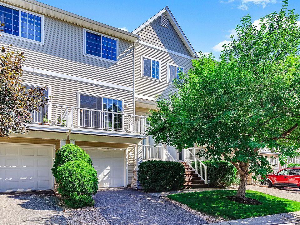 1st image of 428 Willoughby Way W