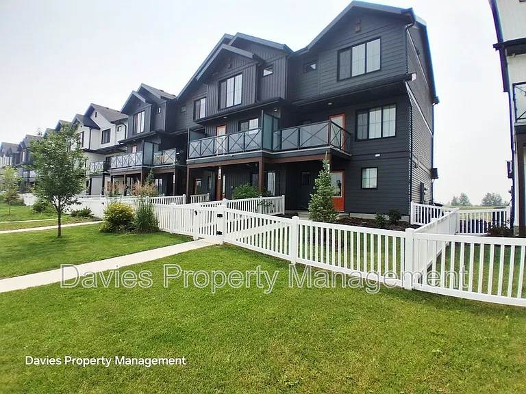 32 Jensen Gate — Photo 1