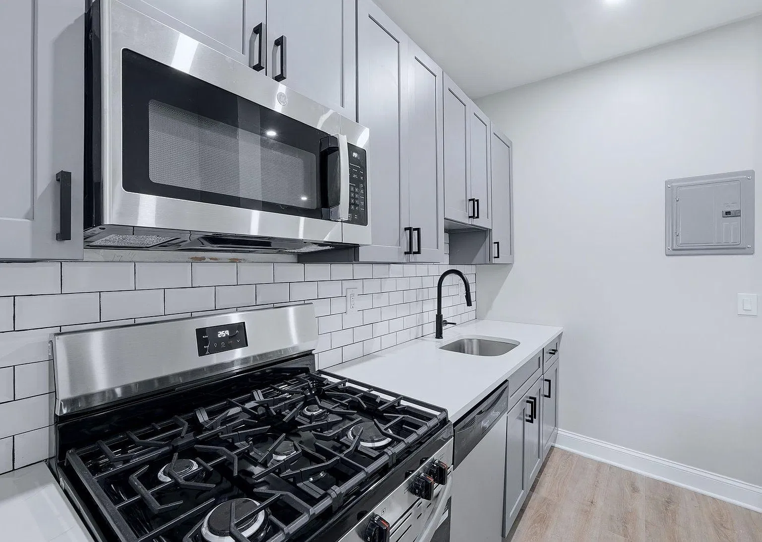 2 bed, 1.0 bath, $2,400 — Photo 2