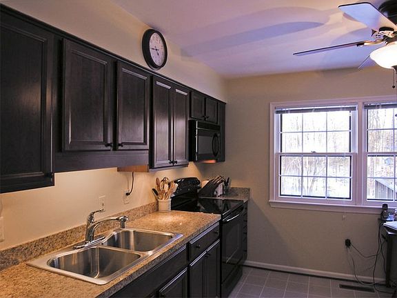 5th image of 10 Clover Hill Dr