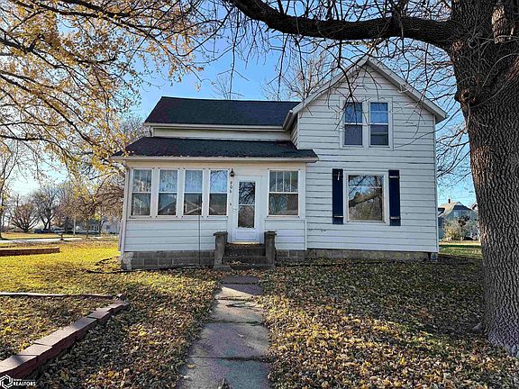 2nd image of 906 Maple St