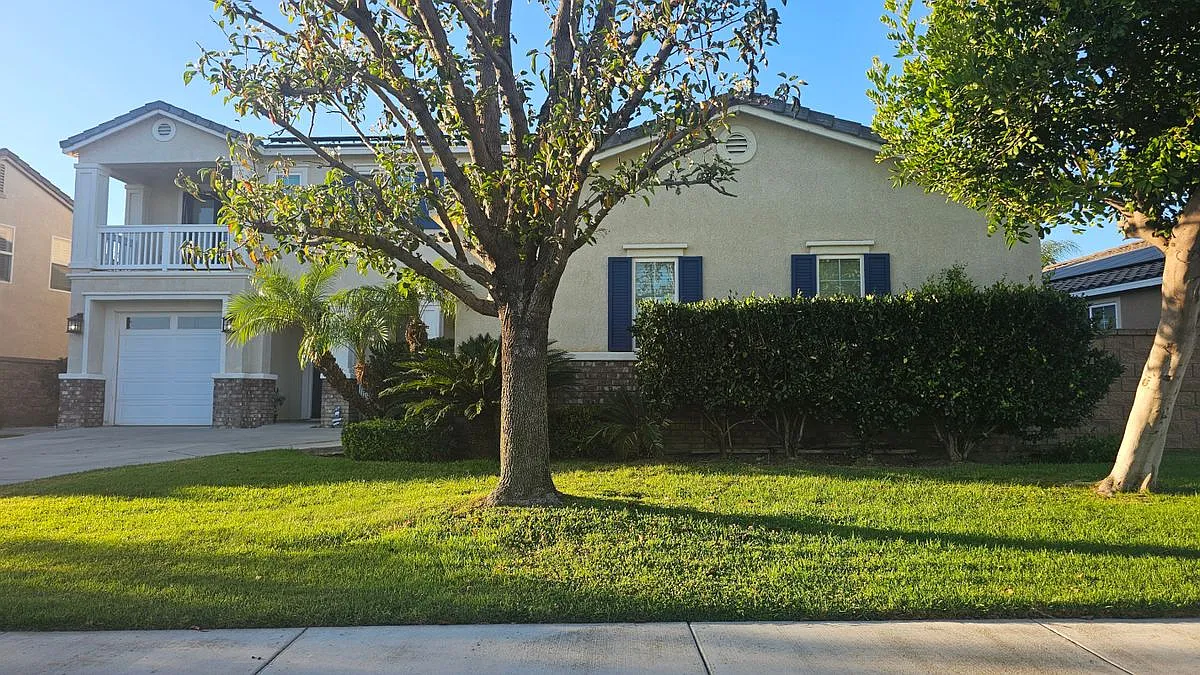 5 bed, 3.0 bath, 3292 sqft, $4,100 — Photo 2