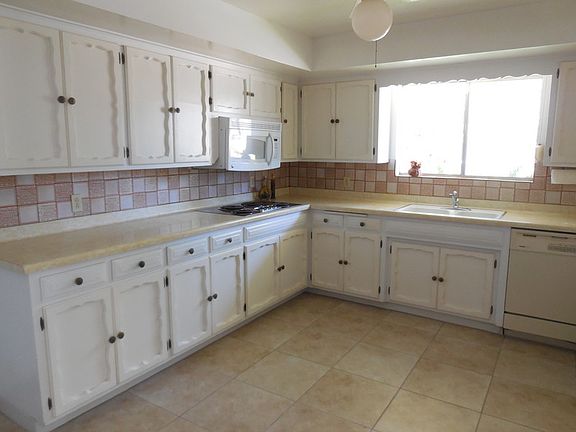 3rd image of 845 W Landoran Ln