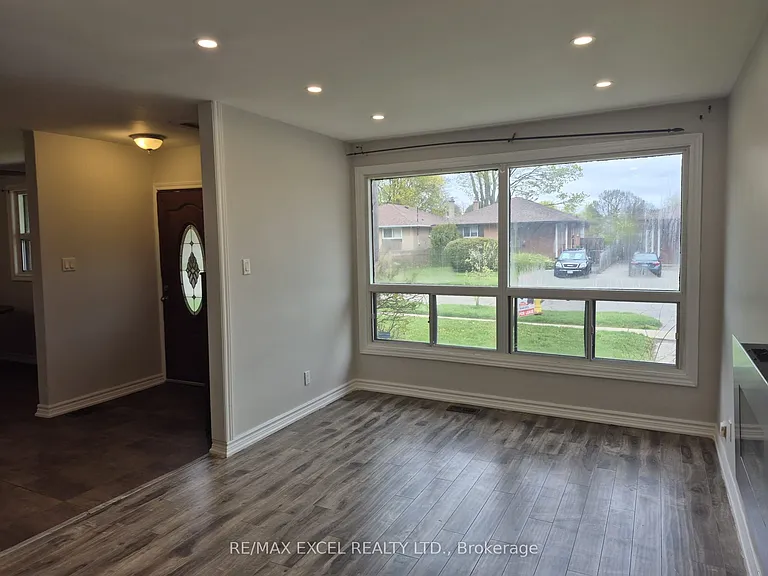 16 Sundance Cres — Photo 4
