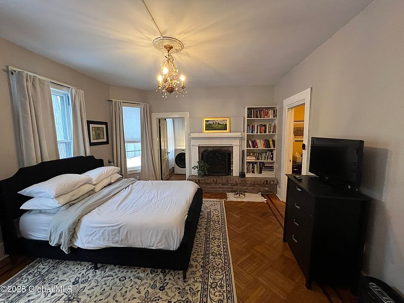 4th image of 11 McMaster Street