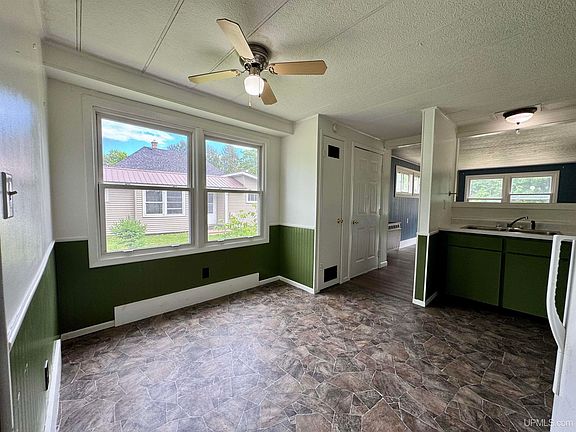 4th image of 224 Newberry St