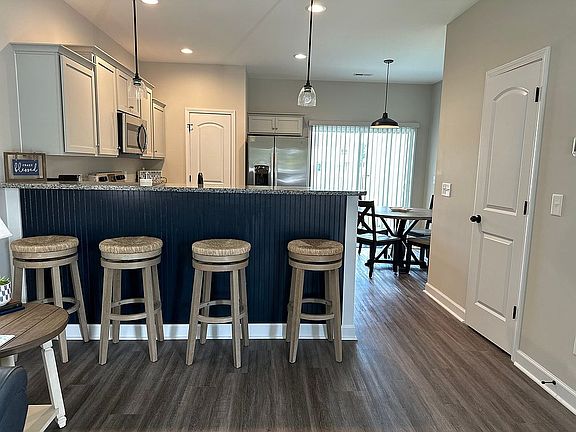 kitchen bar - seating for 4