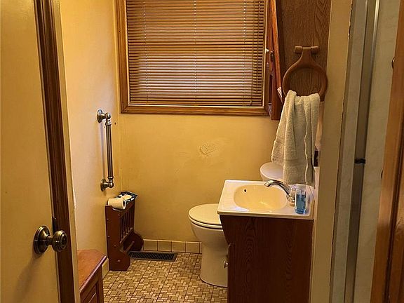 5th image of 815 Saint William Dr