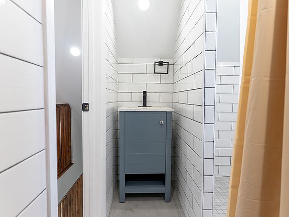 5th image of 118 Osgood Ave #1A