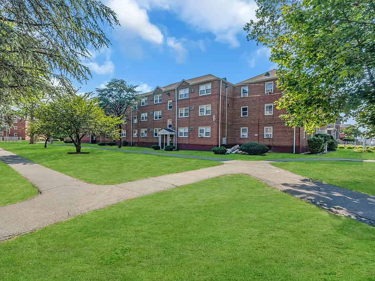 Chilton Hall Apartments — Photo 17
