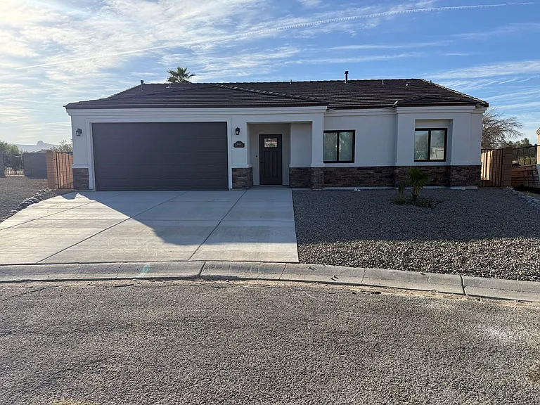 5640 S Desert Lakes Dr — Photo 1