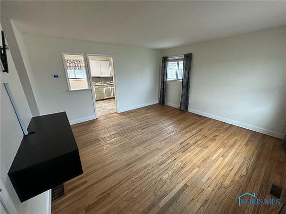 3rd image of 129 Cherry St