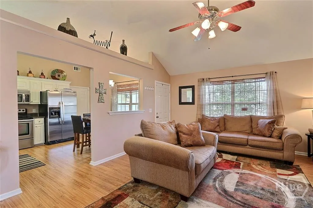 3 bed, 1221 sqft, $1,995 — Photo 2