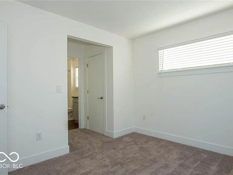 1037 W 18th St — Photo 19