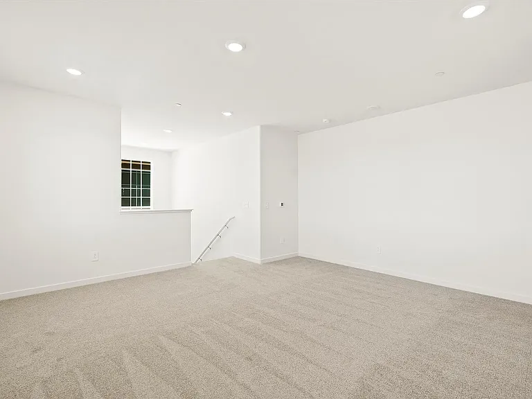 656 Channel Cir — Photo 9