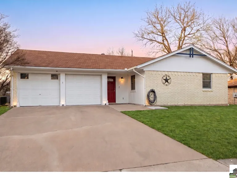 211 E Hogan Dr — Photo 1