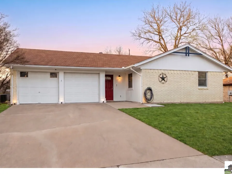 211 E Hogan Dr