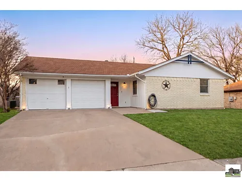 211 E Hogan Dr Photo 1