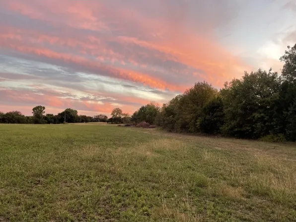 221 Oak Creek Dr, Waxahachie, TX 75165