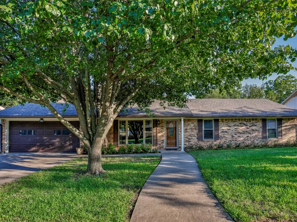 2002 Brentwood St, Gainesville, TX 76240