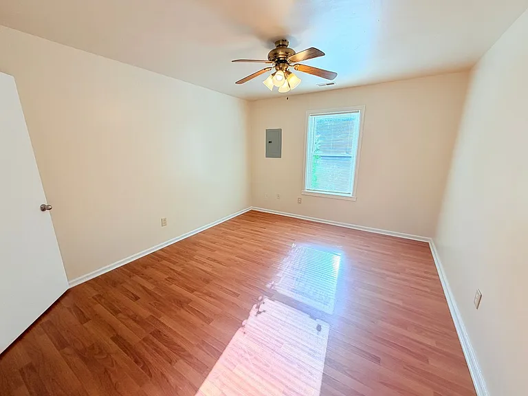 2035 N Graham Ave — Photo 9