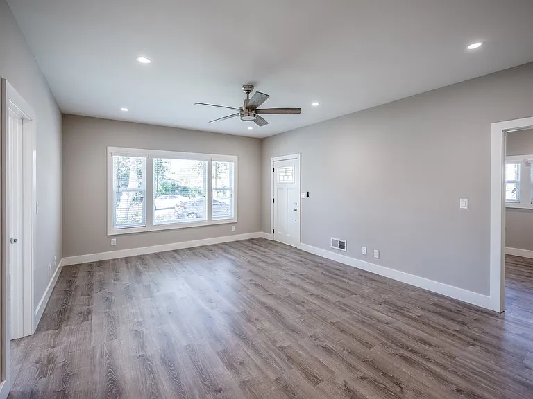 160 N Myrtle Ave — Photo 9