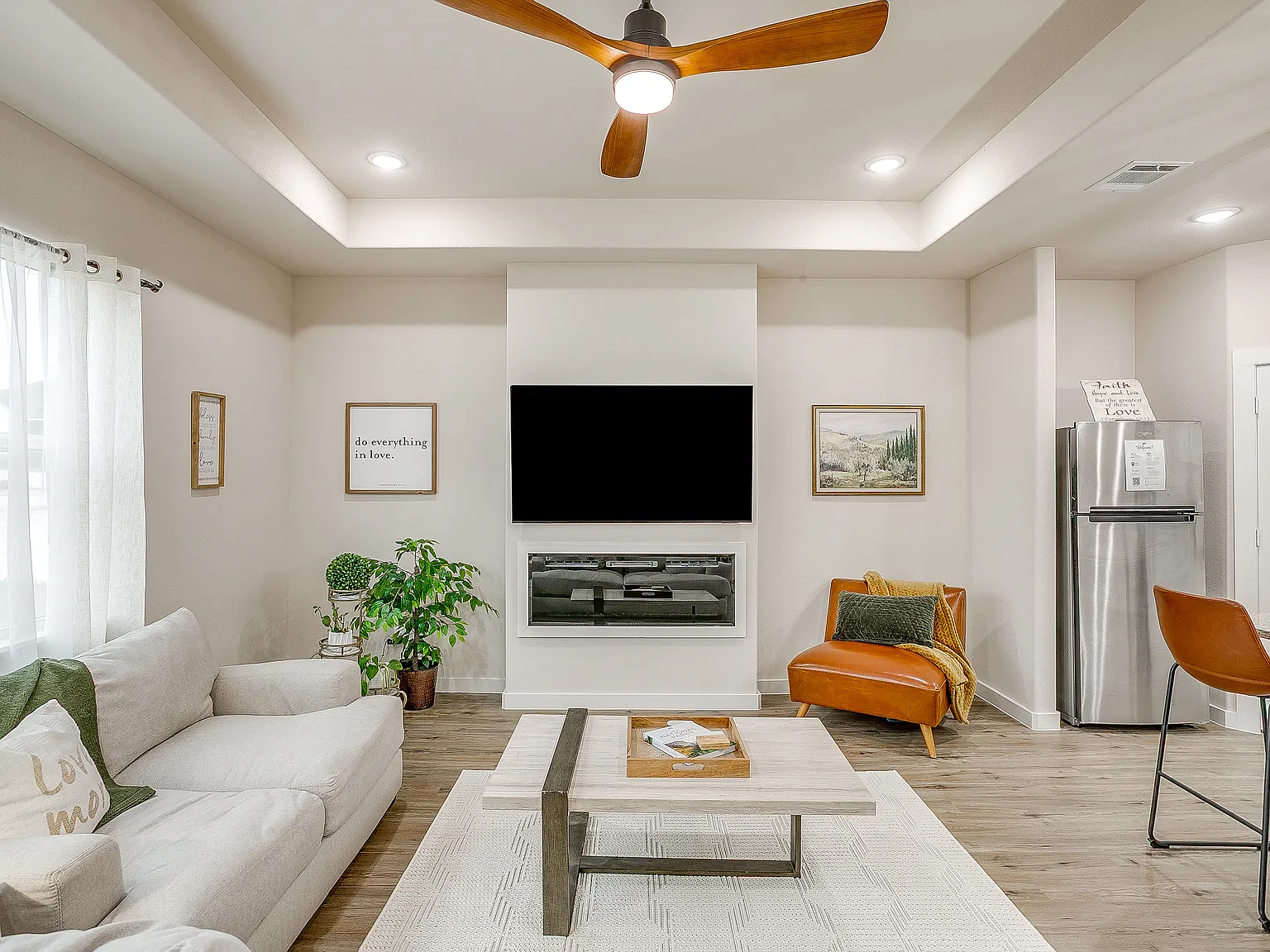 3 bed, 1426 sqft, $4,600 — Photo 1