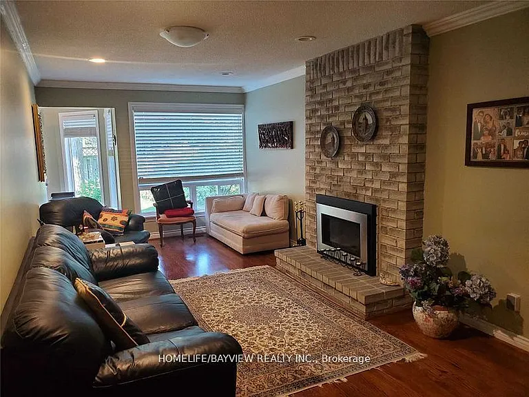 84 Huntington Park Dr W — Photo 4