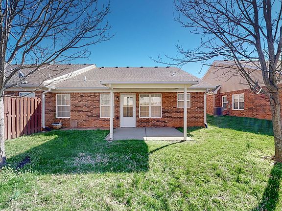 5th image of 628 Village Green Cir
