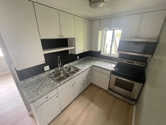 3rd image of 822 E Vine St #3