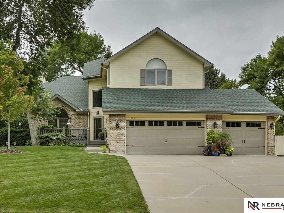 1st image of 1006 N 145th Cir