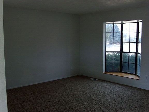 5th image of 1012 Candytuft Blvd
