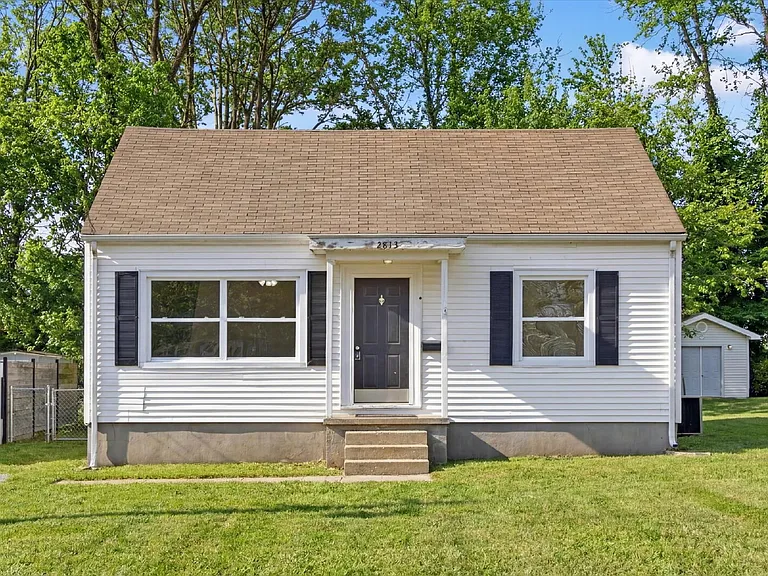 2813 Faircourt St — Photo 2