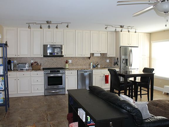 Family Room - Kitchen