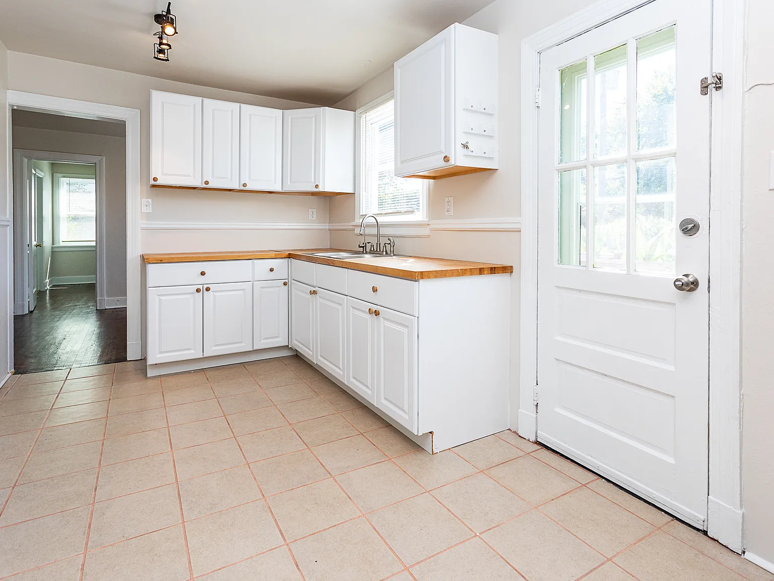 2 bed, 930 sqft, $1,450 — Photo 4