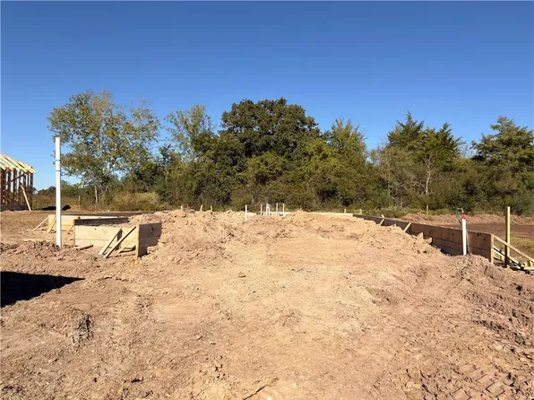 5685 Fox Bluff Dr, Bryan, TX 77807