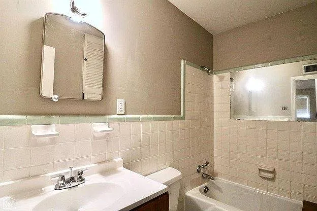 1720 Georgia Dr — Photo 2