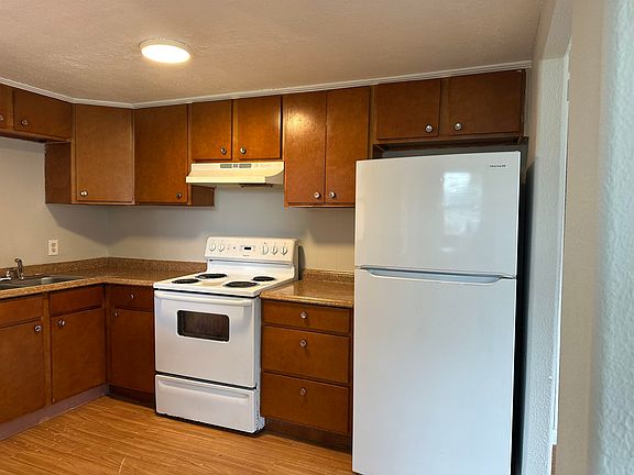 4th image of 182 Carver Ave