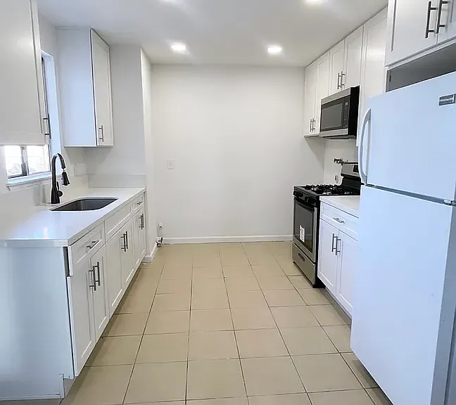 NEW COUNTERTOPS AND KITCHEN