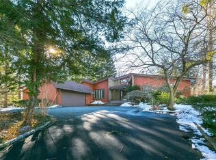 24 The Birches, Roslyn, NY 11576