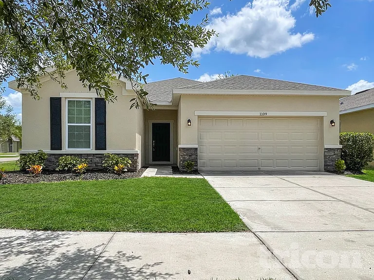 1109 Lauren Manor Loop — Photo 1