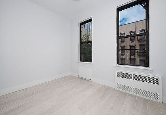 4th image of 309 E 91st St #2C