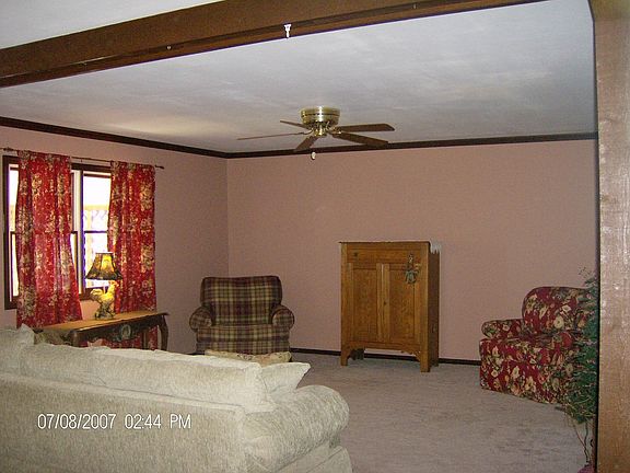 Family Room: 16' x 16'