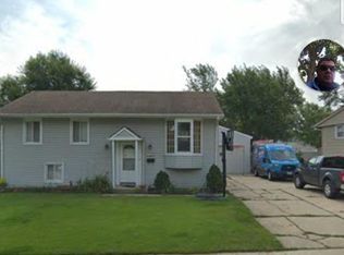 311 Hillside Dr, Streamwood, IL